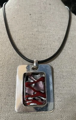 Pingente de vidro dicróico vermelho retangular 925 cabo de borracha 17” folheado a ródio - Imagem 1 de 4