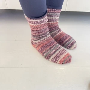 Hangestickte Socken  - Bild 1 von 8