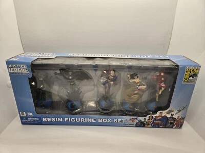 JUEGO DE CAJA DE FIGURAS DE RESINA DE 5 PIEZAS DE LIGA DE JUSTICIA ILIMITADA POR MONOGRAMA OBRAS MAESTRAS Foto 1 de 4