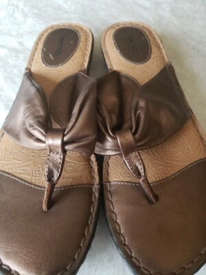 Cherokee Mujer Bronce Cuero Tanga Sandalias Chanclas Zapatos 1.5" Cuña Talla 9 Foto 1 de 4