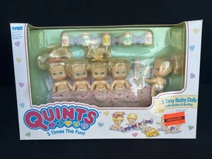 1989 Tyco Quints Tiny Baby Dolls with Bottles & Bunting Doll Set #1550-1 NIB - Imagen 1 de 7