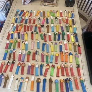 Lotto di 133 dispenser PEZ vintage, ritirati e attuali - Foto 1 di 14