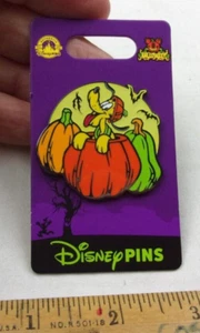 Pluto pup in Pumpkin Halloween Disney Pin MOC Glow in the Dark - Picture 1 of 2