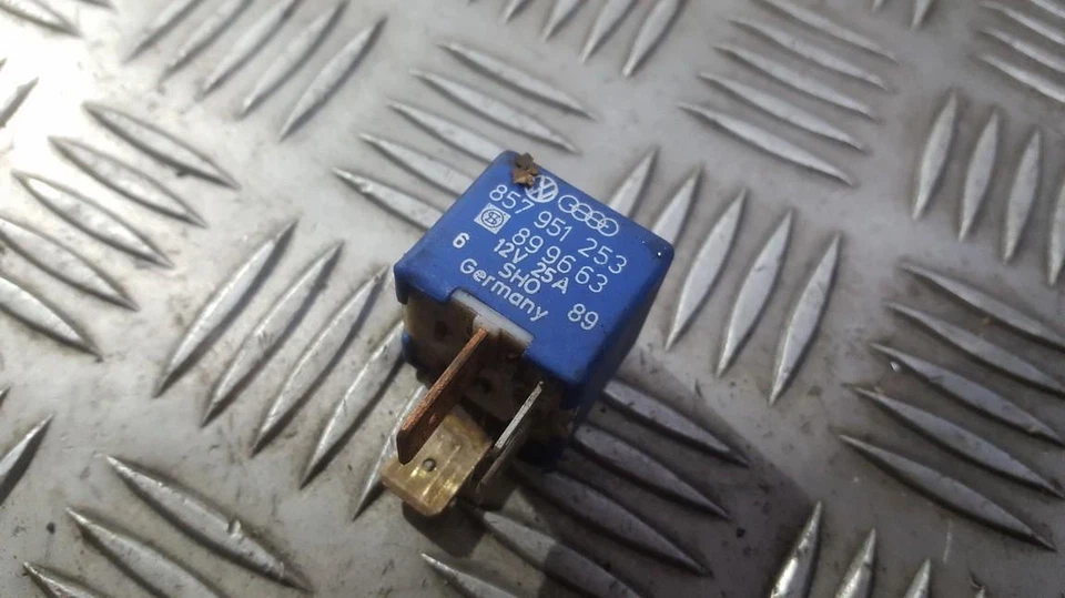 Volkswagen Golf 1994 Relay module 857951253, 899663 #388717-42 - Изображение 1 из 1