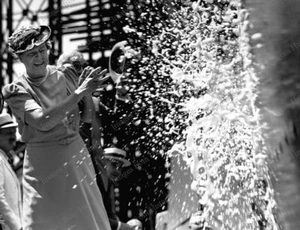 Impresión 8x10 Histórica Eleanor Roosevelt rompe una botella SS America Launch 1939 #ER - Imagen 1 de 1
