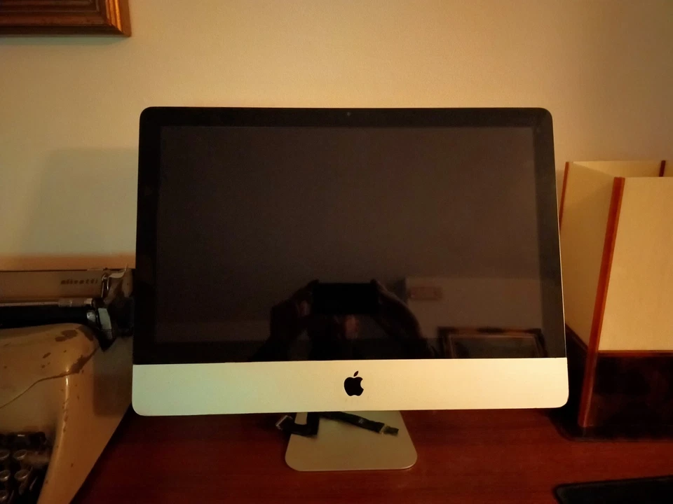 Apple iMac 21.5" (500GB, Intel Core i5, 2.5GHz, 4GB) Parti di ricambio  - Immagine 1 di 1