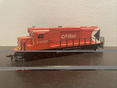 LIONEL POWERED GP30 CANADIAN PACIFIC CP RAIL ENGINE LOCOMOTIVE HO SCALE - Image 1 of 4