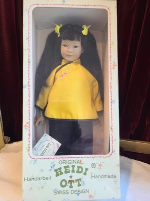Muñeca de vinilo asiática de diseño suizo Heidi Ott MIA DOLL original de colección Foto 1 de 4