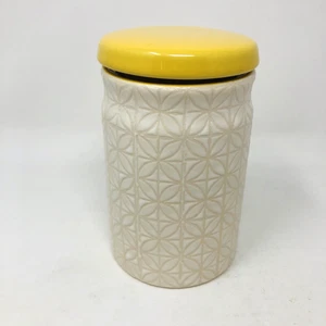 Bote de cerámica Threshold blanco texturizado con tapa amarilla mantequilla y sello 5" 14 oz - Imagen 1 de 11