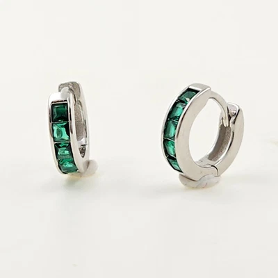 Pendientes pequeños de plata de ley 925 de 2 mm con esmeralda de 3/8"" conjunto de canales de piedras preciosas Foto 1 de 3