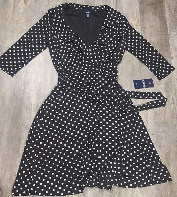 Vestido Chaps Mujer Mediano Blanco y Negro Lunares Volantes Frontal, Cinturón Corbata  Foto 1 de 4