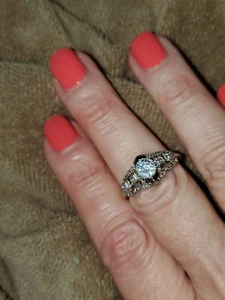 Size 8. NWT. Diamonique in a unique setting. Lovely. Round stones. - Foto 1 di 2