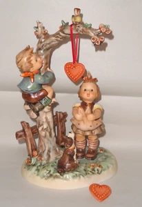 Goebel Hummel "Here's my Heart" 766 Figur ~ vom Künstler signiert ~ mit Brosche - Bild 1 von 18