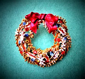 VINTAGE 1950'S ENAMEL - RHINESTONE CHRISTMAS WREATH BROOCH BY ART - Picture 1 of 4