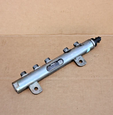 Riel de combustible derecho Bosch OEM Dodge RAM Jeep 3,0 L EcoDiesel 0445216050 2014-2023 diestro Foto 1 de 4