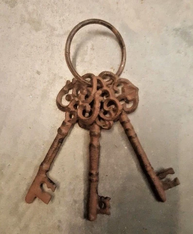 3 Victorian Keys on Keyring Skeleton Church Key rustic brown Cast Iron with ring Cover