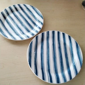 Platos de ensalada Pier 1 Ironstone 9" blancos con rayas azules - Imagen 1 de 5