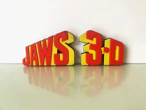 Jaws 3-D Movie Logo Display Collectible Text Stand 1987 American Horror SeaWorld - Foto 1 di 2