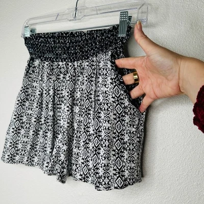Aqua Black & White Diamond Print Elastic Waist Pocketed Short Shorts M - Image 1 of 4