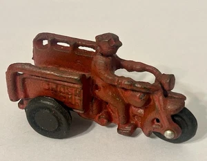 Oldtimer Gusseisen Unfallwagen Motorrad mit Fahrer rot - Bild 1 von 10