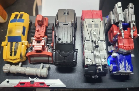 DOTM Cyberverse Lot Of 5 Commander/legion Classes: Prime Bee Ironhide Sentinel Cover