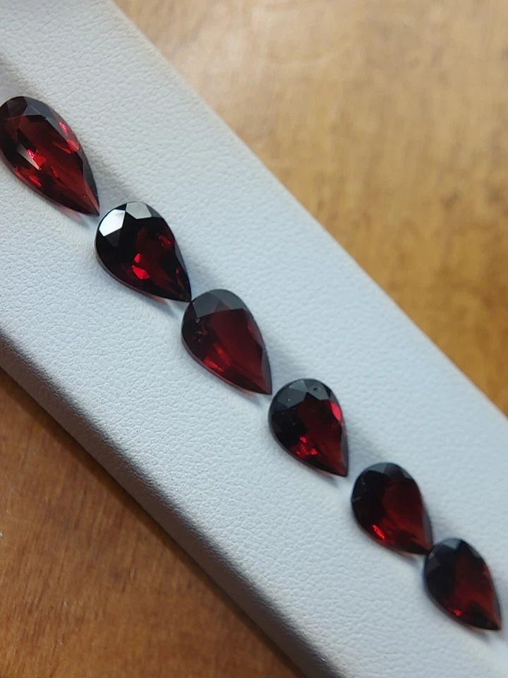 6 African garnet gemstones - faceted natural Garnet 19.90 CTS - Image 1 of 4
