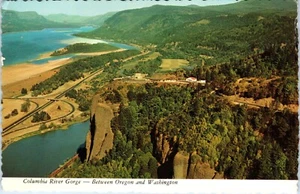 Vista aérea de la garganta del río Columbia entre Oregón y Washington postal - Imagen 1 de 2