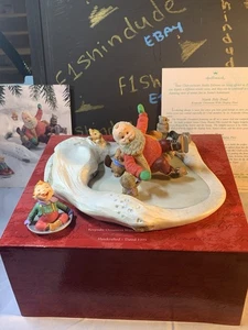 NIB Hallmark Keepsake North Pole Pond Display Piece Tabletop 1999 Studio Edition - Foto 1 di 24
