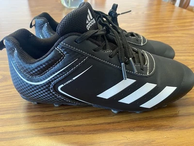 Botines de béisbol Adidas para niños jóvenes talla 5 negros blancos - excelentes usados  Foto 1 de 4