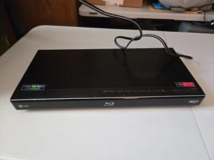 LG BD570 Red 3D Blu-Ray y Reproductor de DVD HDMI Óptico USB - Imagen 1 de 8