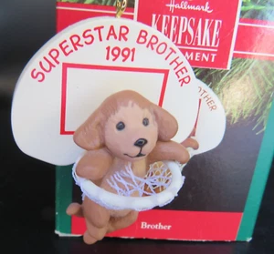 Adorno de Navidad 1991 Hallmark Keepsake Superstar Brother 1991 Baloncesto - Imagen 1 de 8