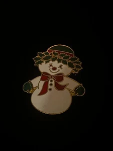 Spilla pupazzo di neve Natale Centennia vintage 1979 Holiday Agrifoglio contorno tono oro - Foto 1 di 4