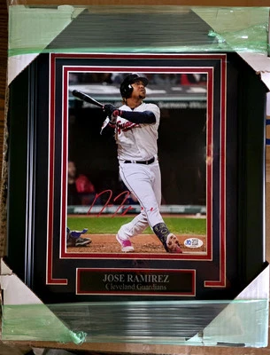 🔥 Foto 8x10 enmarcada personalizada firmada por José Ramírez ¡con certificado de autenticidad! Cleveland Guardians Auto Foto 1 de 2