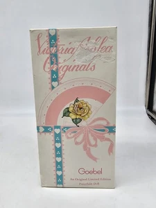 Neu im Karton Goebel Victoria Ashlea Originals Porzellanpuppe September limitierte Auflage 95 - Bild 1 von 23