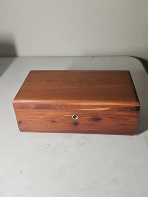 LANE WOODEN CEADER CHEST HINGED TOP NO KEY 9" L x 3" H x 5" W VTG 1970s MINI (48 - Image 1 of 4