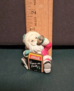 Vintage 1993 Weihnachtsmann Coca-Cola Peace on Earth Mini Ornamente von Enesco-A - Bild 1 von 2