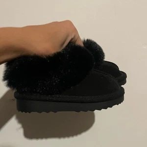 Cat & Jack Toddler Black Faux Fur Lined Slippers Size 5 - Picture 1 of 5