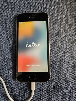 Apple iPhone SE - 32GB - Silver (Unlocked) A1723 (CDMA + GSM) - Image 1 of 4