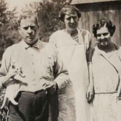 Lote de 4 fotografías antiguas encontradas gatito blanco familia mascota foto gatito gato gente de colección. Foto 1 de 4