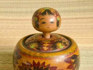 Vint japonés de 9,5 cm (3,7") Muñeca Ejiko Kokeshi rara: firmada Masakido (Hitokura) - Imagen 1 de 22