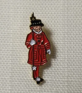 TOYE Enamel BEEFEATER Yeoman Warder Tower Of London Guard PIN BADGE lapel hat - Picture 1 of 5