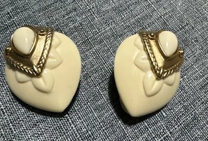 Vtg Rare Oscar De La Renta Cream Acrylic w/Gold Tone Accent Clip On Earrings - Picture 1 of 12