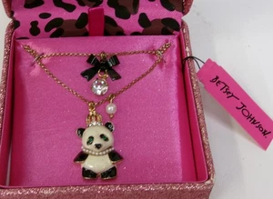 Collar colgante Betsey Johnson 2 hebras esmalte oso panda nuevo con etiquetas - Imagen 1 de 2
