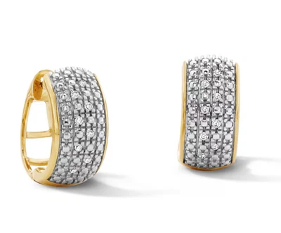 Pendientes de aros Huggie redondos de cuatro filas de diamantes cultivados en laboratorio de 1/20 quilates enchapados en oro de 14 quilates Foto 1 de 4