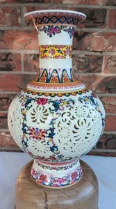 Chinese Famille Rose Porcelain Reticulated Cased Vase - Imagen 1 de 20