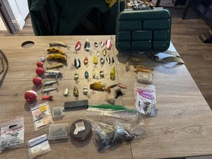 Vintage Fly Fishing Tackle Box Green Waist/Shoulder w/ Vintage Lures / Gear - Bild 1 von 24