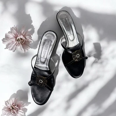 Tacones de cuero negro con tiras punta abierta formal romántico elegante medallón Y2K EE. UU. 7,5 Foto 1 de 4