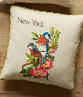 NUEVO CATÁLOGO SUNDANCE LIVING “My Home State” Almohada NUEVA YORK Blue Bird Peony Foto 1 de 3