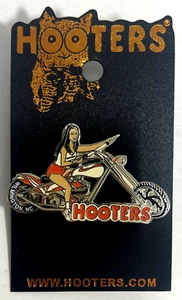 WILMINGTON, NC - HOOTERS RESTAURANT MÄDCHEN AUF EINER WEISS/ORANGEN MOTORRAD BIKE ANSTECKNADEL - Bild 1 von 2