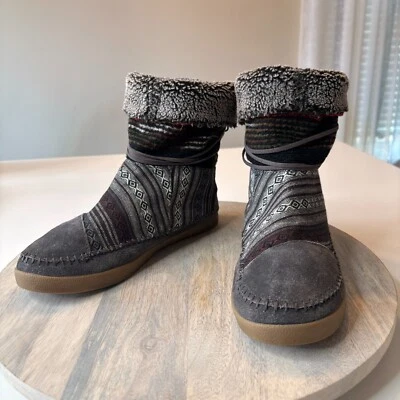 Botines TOMS Gris Gamuza Rojo Franela Isla Justa Tela Rayas Imitación Piel 8.5 Foto 1 de 4